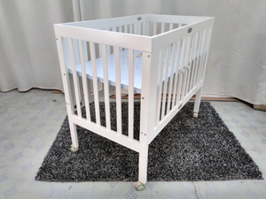 White Foldable Baby Crib in Pine Wood