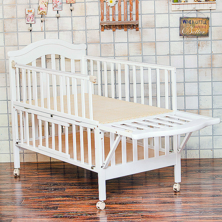 Protable Baby Crib with Caster in Wood from China manufacturer
