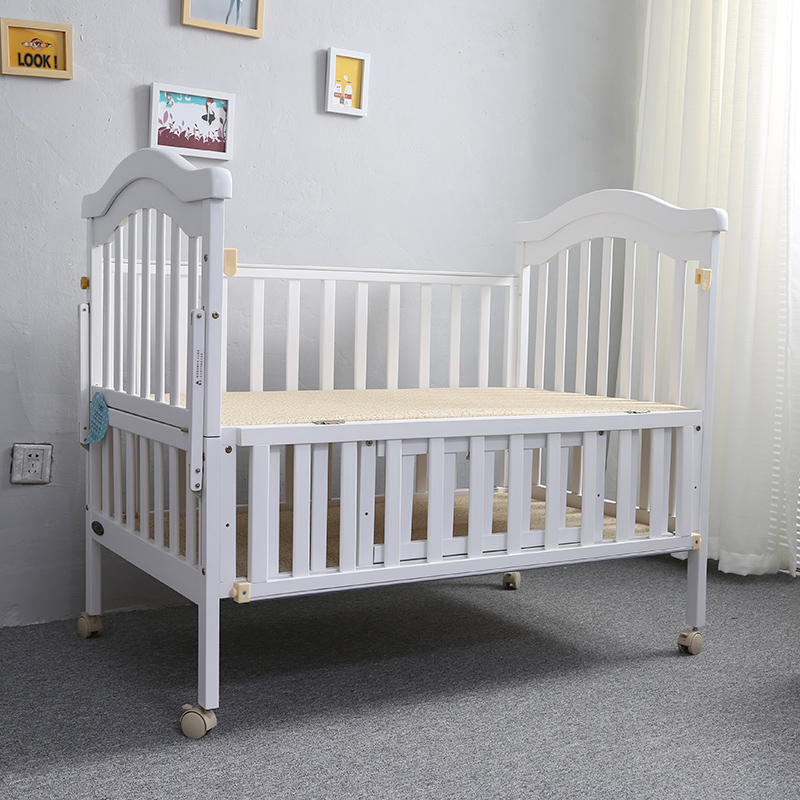 Protable Baby Crib with Caster in Wood